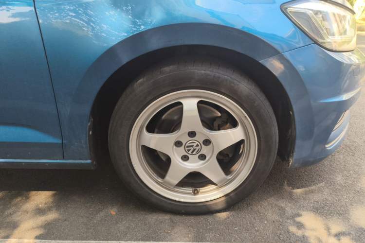 Used Volkswagen Touran 2016 Volkswagen Touran L 280TSI DSG Comfort Edition Right Front Wheel Hub