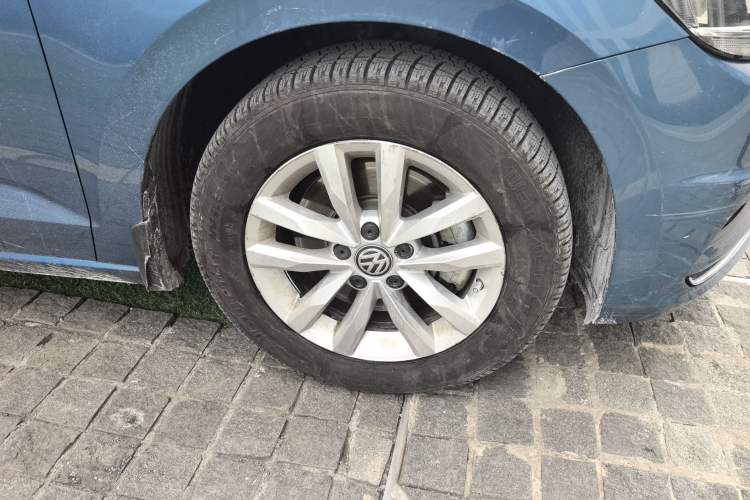 Used Volkswagen Touran 2016 Volkswagen Touran L 280TSI DSG Comfort Edition Right Front Wheel Hub