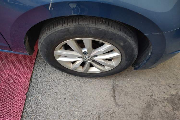 Used Volkswagen Touran 2016 Volkswagen Touran L 280TSI DSG Comfort Edition Right Front Wheel Hub