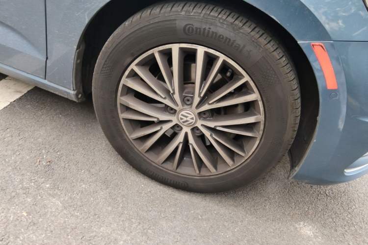 Used Volkswagen Touran 2016 Volkswagen Touran L 280TSI DSG Luxury Edition Right Front Wheel Hub