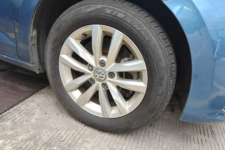 Used Volkswagen Touran 2016 Volkswagen Touran L 280TSI DSG Comfort Edition Right Front Wheel Hub