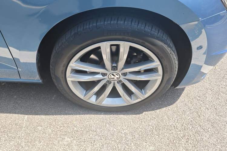 Used Volkswagen Touran 2016 Volkswagen Touran L 280TSI DSG Luxury Edition Right Front Wheel Hub