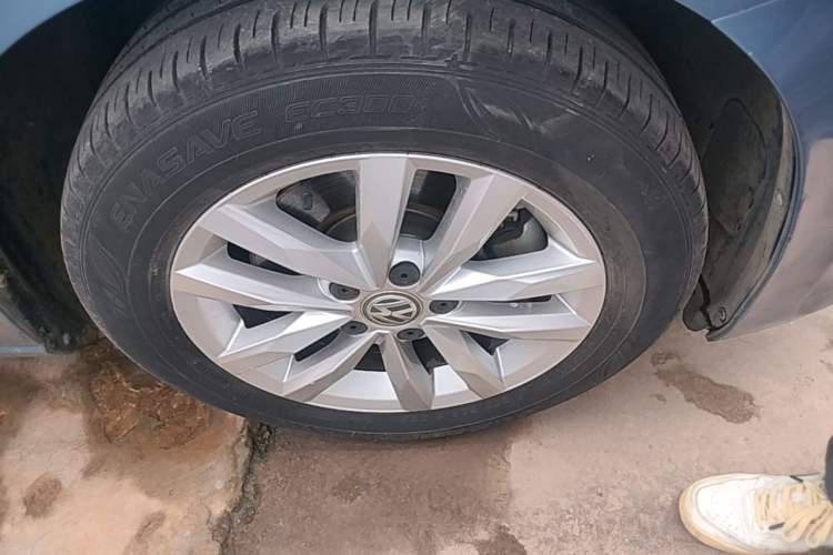 Used Volkswagen Touran 2016 Volkswagen Touran L 280TSI DSG Comfort Edition Right Front Wheel Hub