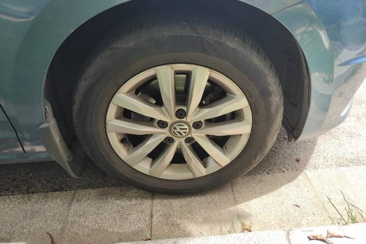 Used Volkswagen Touran 2016 Volkswagen Touran L 280TSI DSG Comfort Edition Right Front Wheel Hub