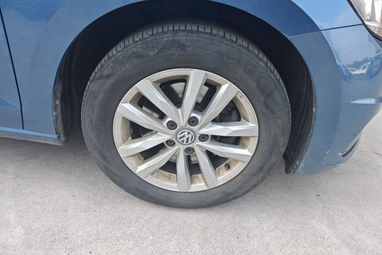 Used Volkswagen Touran 2016 Volkswagen Touran L 280TSI DSG Comfort Edition Right Front Wheel Hub