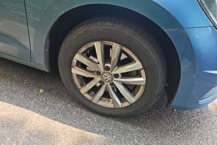 Used Volkswagen Touran 2016 Volkswagen Touran L 280TSI DSG Comfort Edition Right Front Wheel Hub