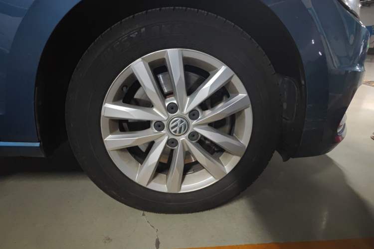 Used Volkswagen Touran 2016 Volkswagen Touran L 280TSI DSG Comfort Edition Right Front Wheel Hub