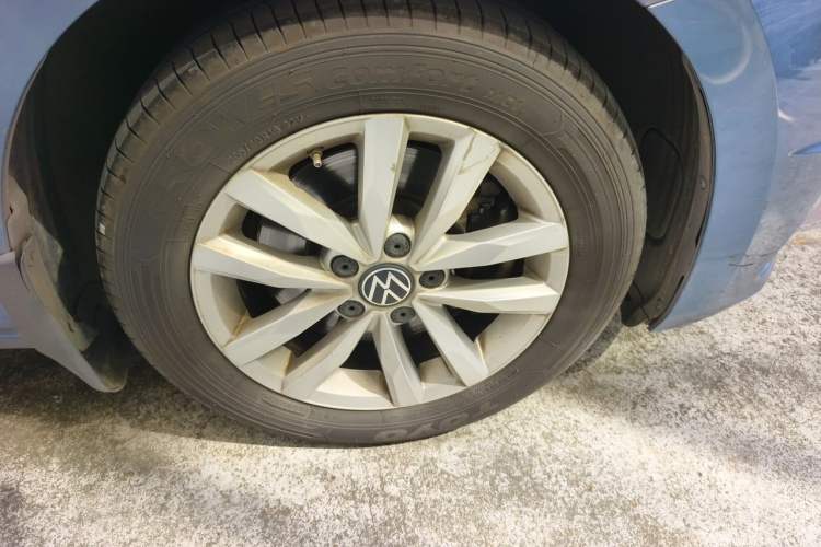Used Volkswagen Touran 2016 Volkswagen Touran L 280TSI DSG Comfort Edition Right Front Wheel Hub