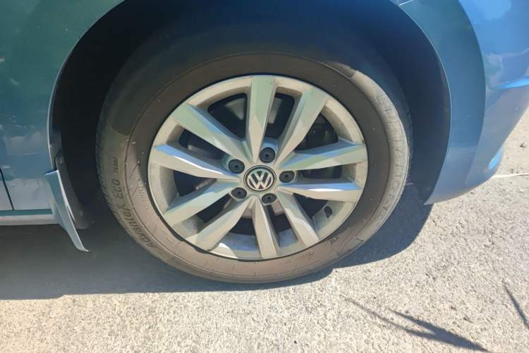 Used Volkswagen Touran 2016 Volkswagen Touran L 280TSI DSG Comfort Edition Right Front Wheel Hub