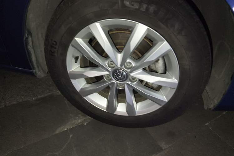 Used Volkswagen Touran 2016 Volkswagen Touran L 280TSI DSG Comfort Edition Right Front Wheel Hub