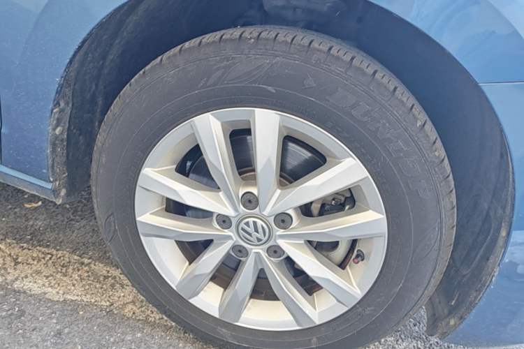 Used Volkswagen Touran 2016 Volkswagen Touran L 280TSI DSG Comfort Edition Right Front Wheel Hub