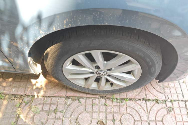 Used Volkswagen Touran 2016 Volkswagen Touran L 280TSI Manual Comfort Edition Right Front Wheel Hub