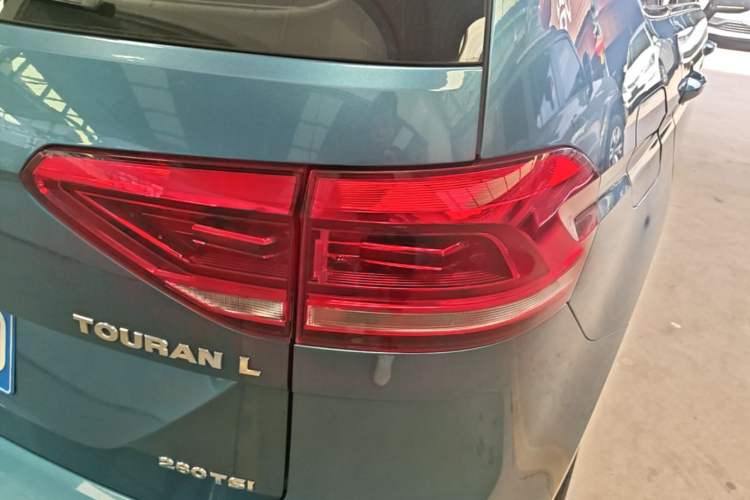 Used Volkswagen Touran 2016 Volkswagen Touran L 280TSI DSG Comfort Edition Right Rear Taillight