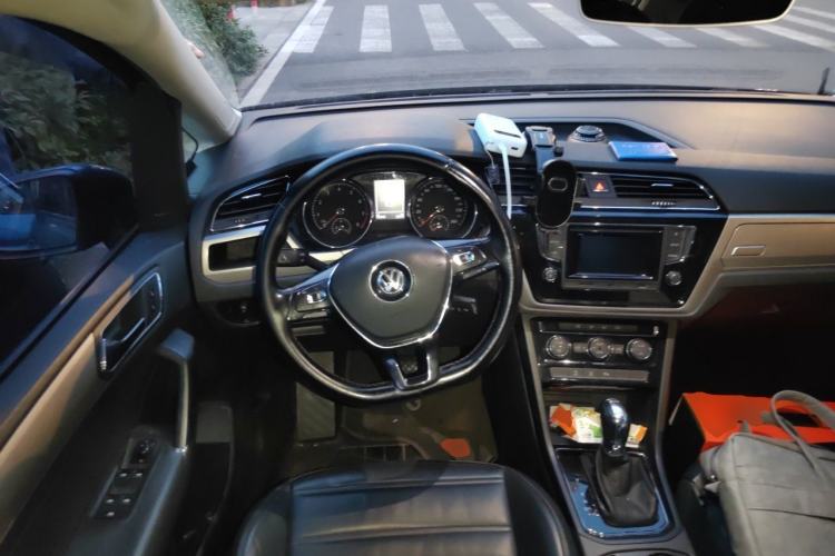 Used Volkswagen Touran 2016 Volkswagen Touran L 280TSI DSG Comfort Edition Steering Wheel