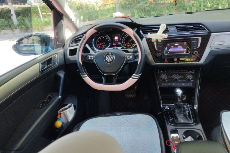 Used Volkswagen Touran 2016 Volkswagen Touran L 330TSI DSG Luxury Edition Steering Wheel