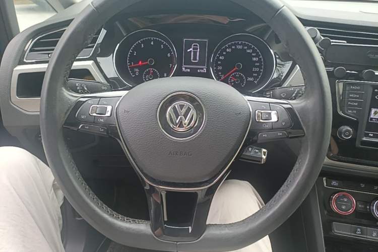 Used Volkswagen Touran 2016 Volkswagen Touran L 280TSI DSG Comfort Edition Steering Wheel