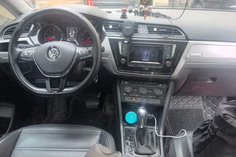 Used Volkswagen Touran 2016 Volkswagen Touran L 280TSI DSG Comfort Edition Steering Wheel