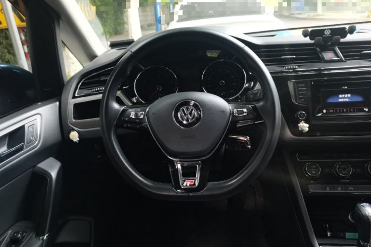 Used Volkswagen Touran 2016 Volkswagen Touran L 280TSI DSG Comfort Edition Steering Wheel