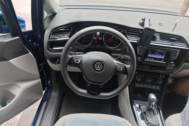 Used Volkswagen Touran 2016 Volkswagen Touran L 330TSI DSG Luxury Edition Steering Wheel