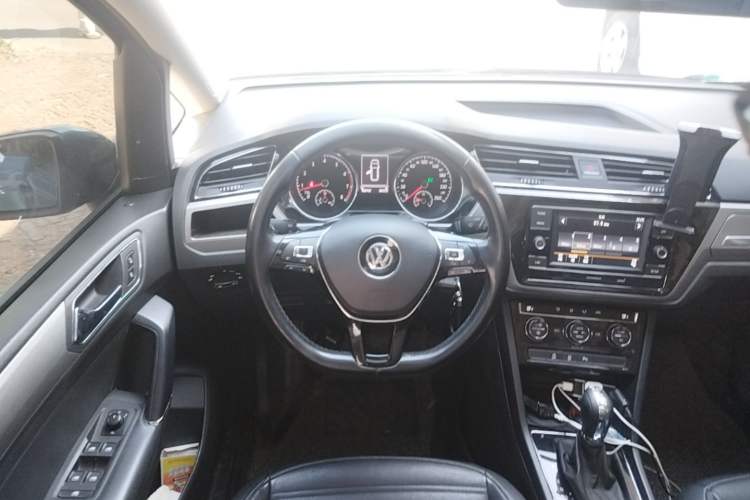 Used Volkswagen Touran 2016 Volkswagen Touran L 280TSI DSG Comfort Edition Steering Wheel