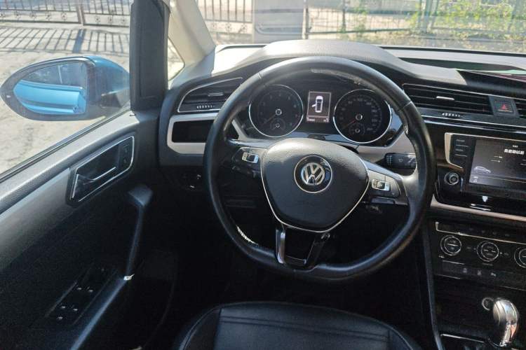 Used Volkswagen Touran 2016 Volkswagen Touran L 280TSI DSG Comfort Edition Steering Wheel