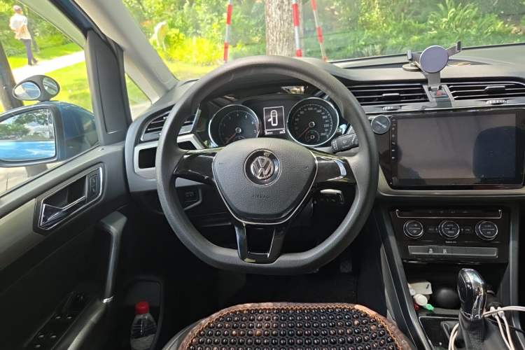 Used Volkswagen Touran 2016 Volkswagen Touran L 280TSI DSG Comfort Edition Steering Wheel