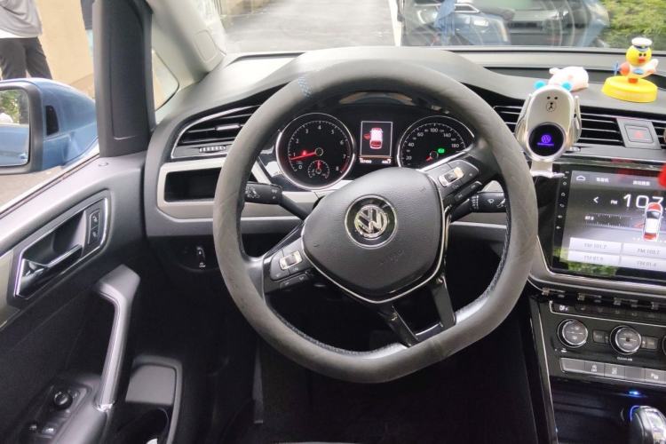 Used Volkswagen Touran 2016 Volkswagen Touran L 280TSI DSG Luxury Edition Steering Wheel