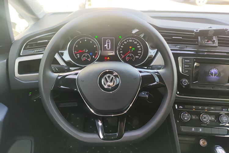Used Volkswagen Touran 2016 Volkswagen Touran L 280TSI DSG Comfort Edition Steering Wheel