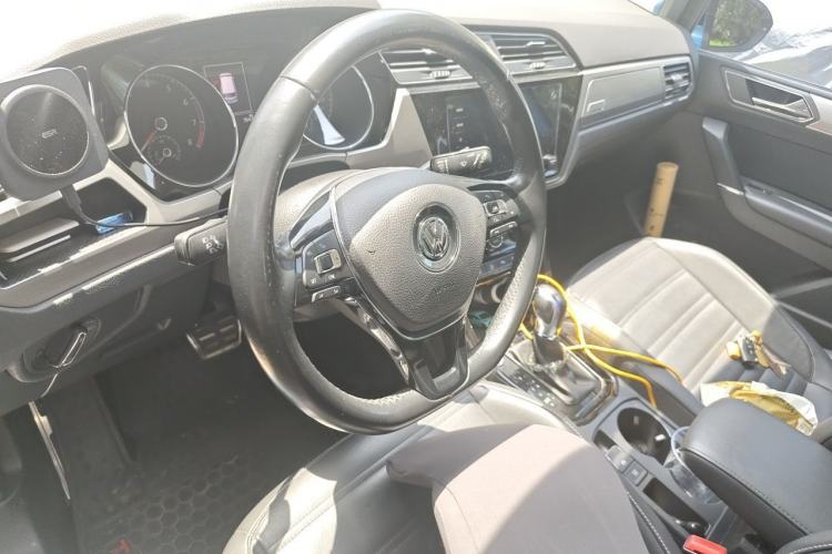 Used Volkswagen Touran 2016 Volkswagen Touran L 280TSI DSG Luxury Edition Steering Wheel