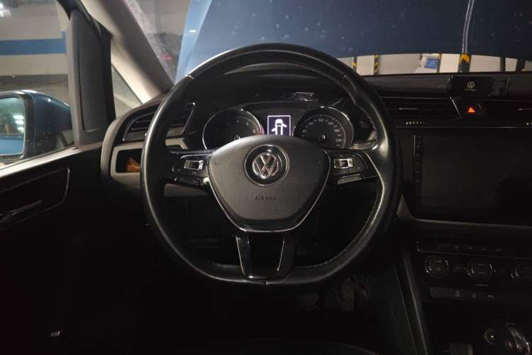Used Volkswagen Touran 2016 Volkswagen Touran L 280TSI DSG Comfort Edition Steering Wheel