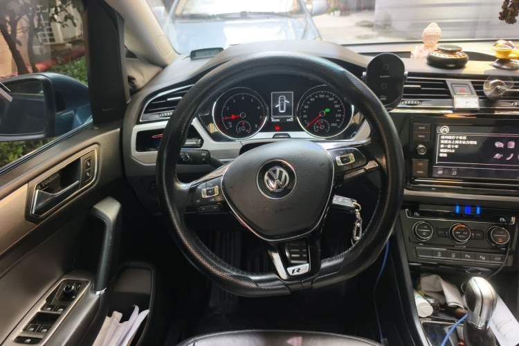 Used Volkswagen Touran 2016 Volkswagen Touran L 280TSI DSG Comfort Edition Steering Wheel