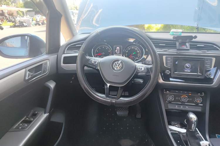 Used Volkswagen Touran 2016 Volkswagen Touran L 280TSI DSG Comfort Edition Steering Wheel