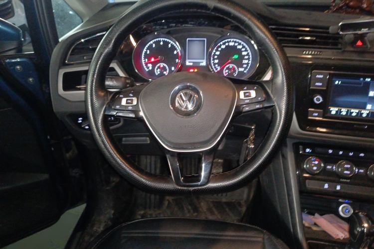 Used Volkswagen Touran 2016 Volkswagen Touran L 280TSI DSG Comfort Edition Steering Wheel