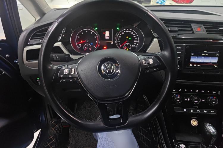 Used Volkswagen Touran 2016 Volkswagen Touran L 280TSI DSG Luxury Edition Steering Wheel
