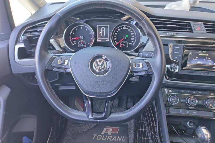 Used Volkswagen Touran 2016 Volkswagen Touran L 280TSI DSG Comfort Edition Steering Wheel