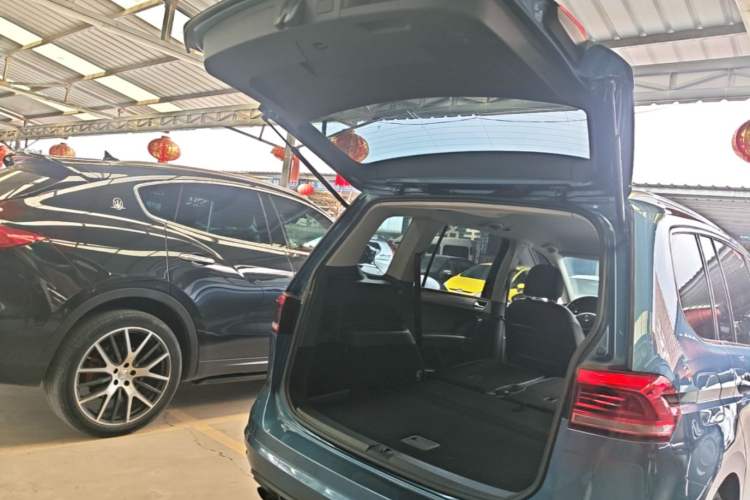 Used Volkswagen Touran 2016 Volkswagen Touran L 280TSI DSG Comfort Edition Trunk