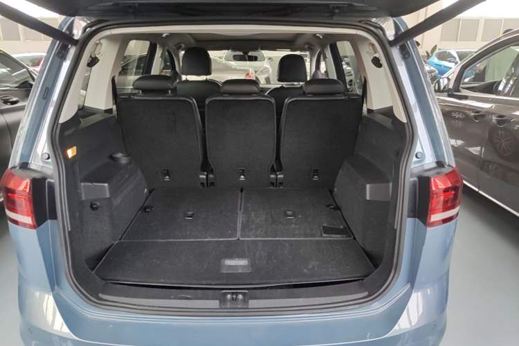 Used Volkswagen Touran 2016 Volkswagen Touran L 330TSI DSG Luxury Edition Trunk
