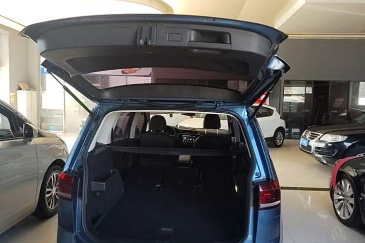 Used Volkswagen Touran 2016 Volkswagen Touran L 280TSI DSG Comfort Edition Trunk