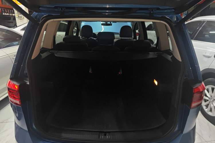 Used Volkswagen Touran 2016 Volkswagen Touran L 280TSI DSG Luxury Edition Trunk