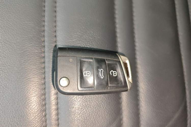 Used Volkswagen Touran 2016 Volkswagen Touran L 280TSI DSG Luxury Edition Vehicle Key