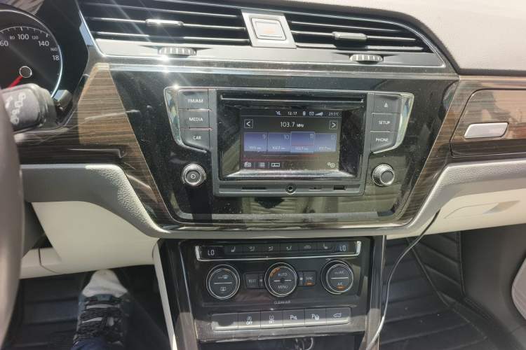 Used Volkswagen Touran 2016 Volkswagen Touran L 330TSI DSG Luxury Edition Audio And AC Panel