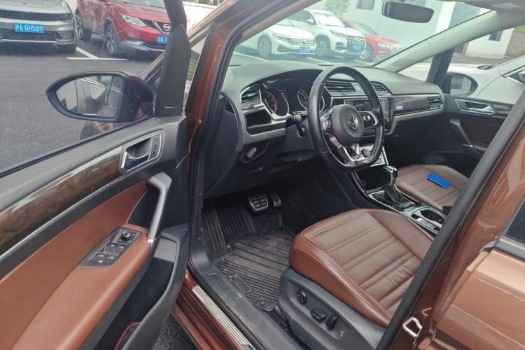 Used Volkswagen Touran 2016 Volkswagen Touran L 330TSI DSG Luxury Edition Driver Seat