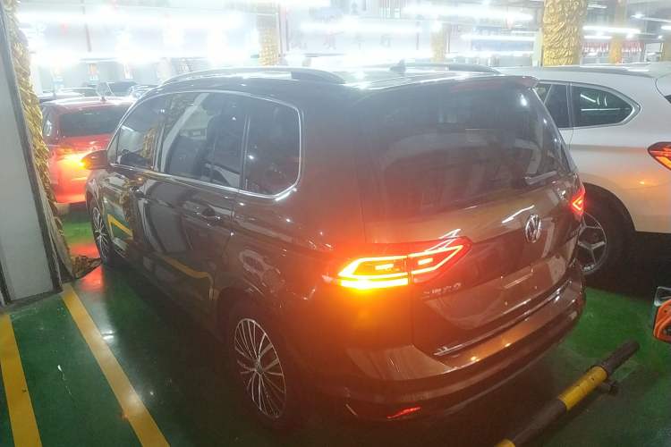 Used Volkswagen Touran 2016 Volkswagen Touran L 280TSI DSG Luxury Edition Exterior 2