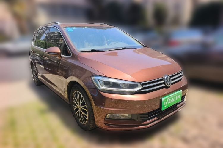 Used Volkswagen Touran 2016 Volkswagen Touran L 330TSI DSG Luxury Edition Front Right 45 Deg