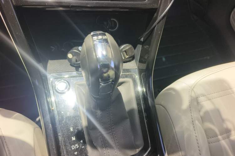 Used Volkswagen Touran 2016 Volkswagen Touran L 330TSI DSG Luxury Edition Gear Lever