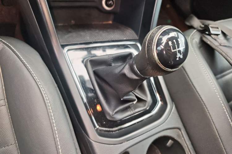 Used Volkswagen Touran 2016 Volkswagen Touran L 280TSI Manual Comfort Edition Gear Lever