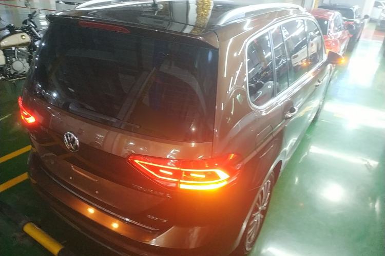Used Volkswagen Touran 2016 Volkswagen Touran L 280TSI DSG Luxury Edition Rear Right 45 Deg