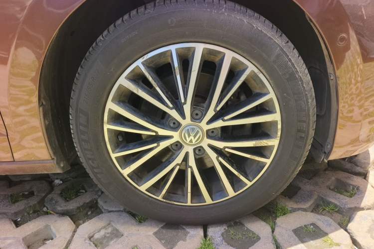 Used Volkswagen Touran 2016 Volkswagen Touran L 330TSI DSG Luxury Edition Right Front Wheel Hub