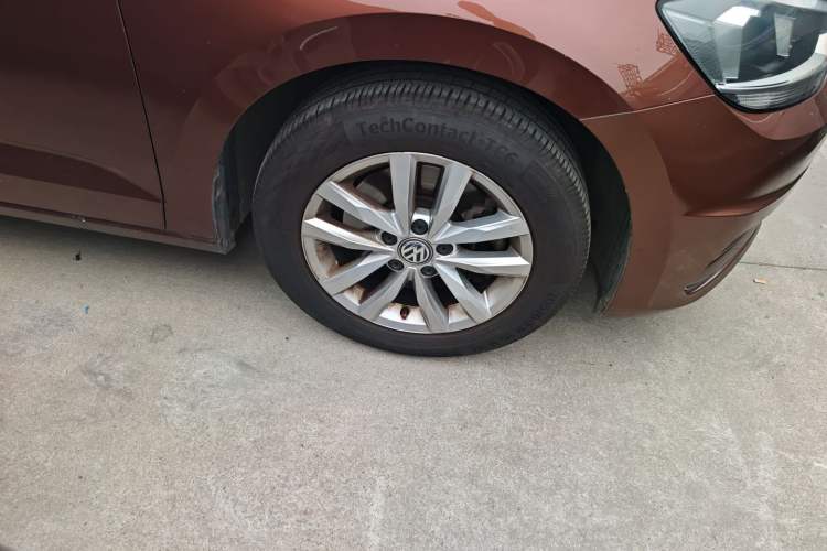 Used Volkswagen Touran 2016 Volkswagen Touran L 280TSI Manual Comfort Edition Right Front Wheel Hub