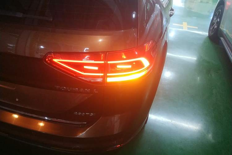 Used Volkswagen Touran 2016 Volkswagen Touran L 280TSI DSG Luxury Edition Right Rear Taillight